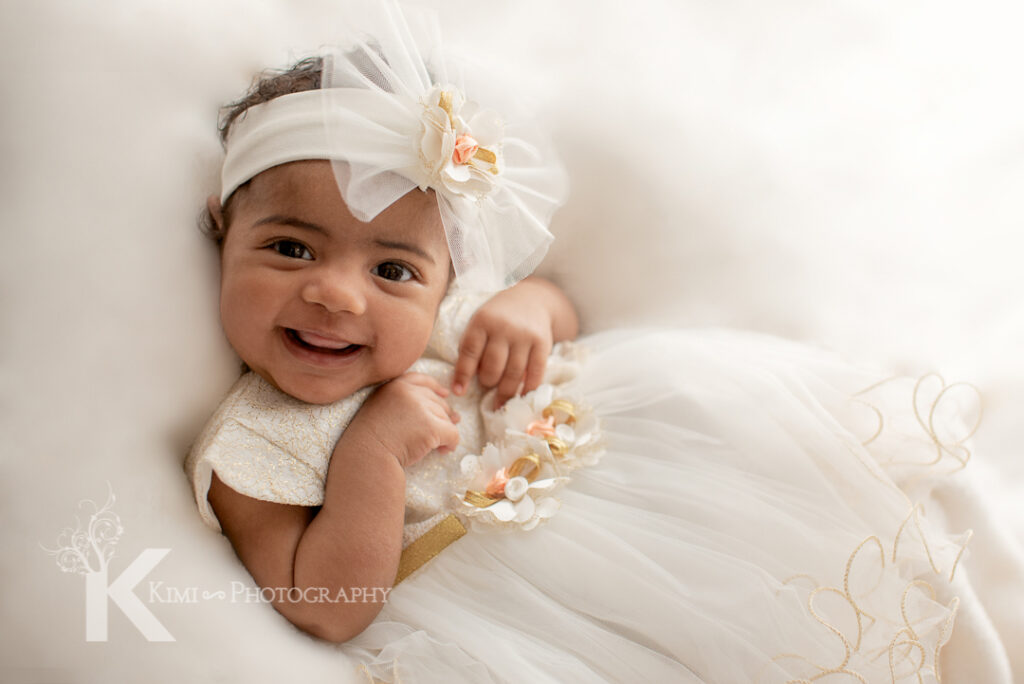 Kimi Photography in Portland, Oregon, provides newborn photo session. Here is the tips and what to prepare for your first newborn session.