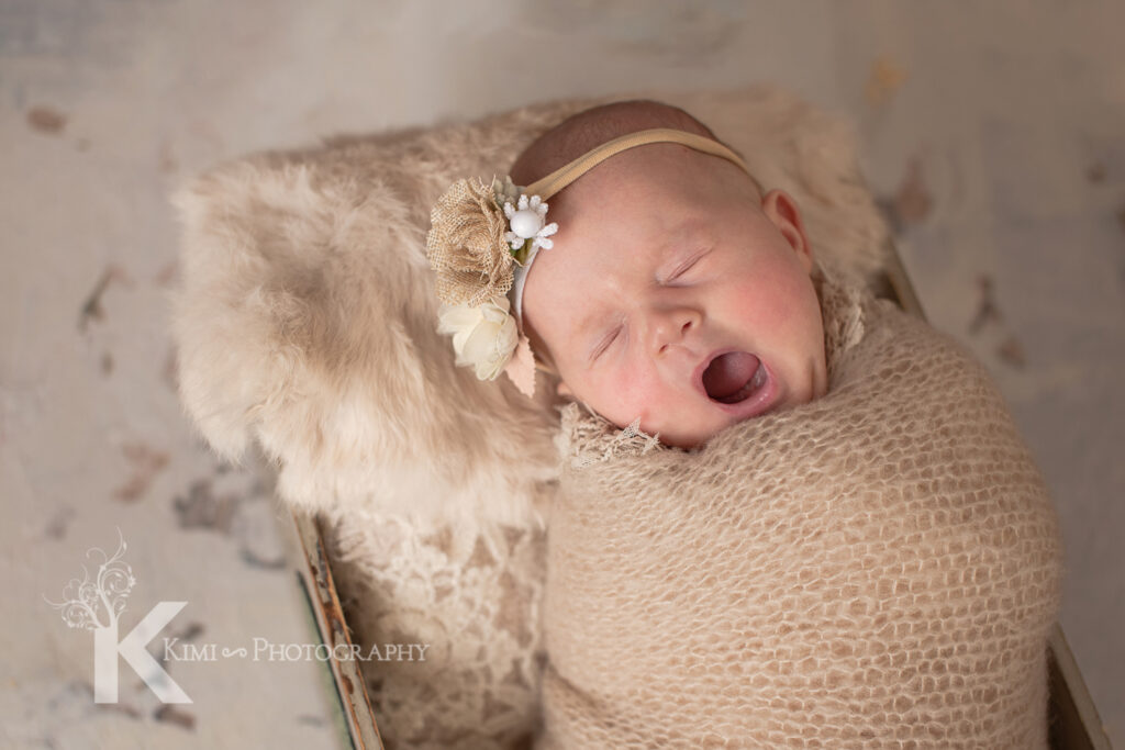 Kimi Photography in Portland, Oregon, provides newborn photo session. Are you curious what to prepare for your first newborn session? Here are some tips!
