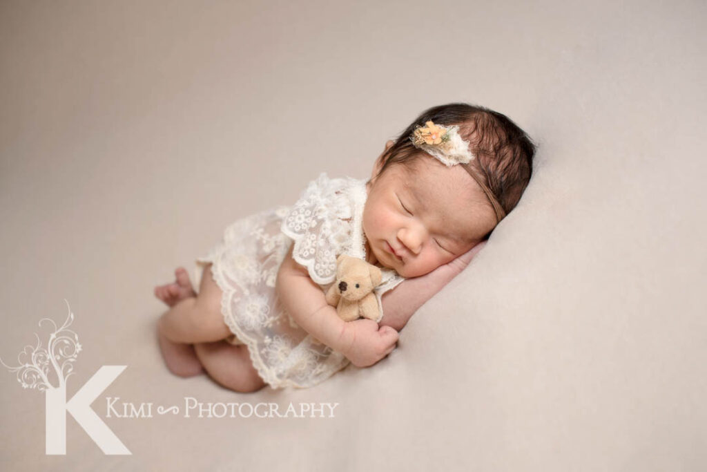 Kimi Photography in Portland, Oregon, provides newborn photo session. Here is the tips and what to prepare for your first newborn session.