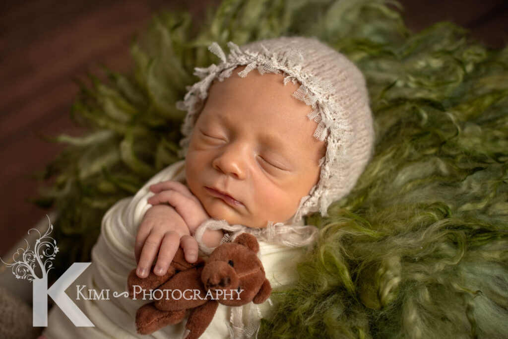 Kimi Photography is a photographer for newborn photo session, maternity photography session and family portrait photo session in Portland Oregon.